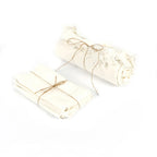 Deux textiles de couleur blanc cassé regroupés.