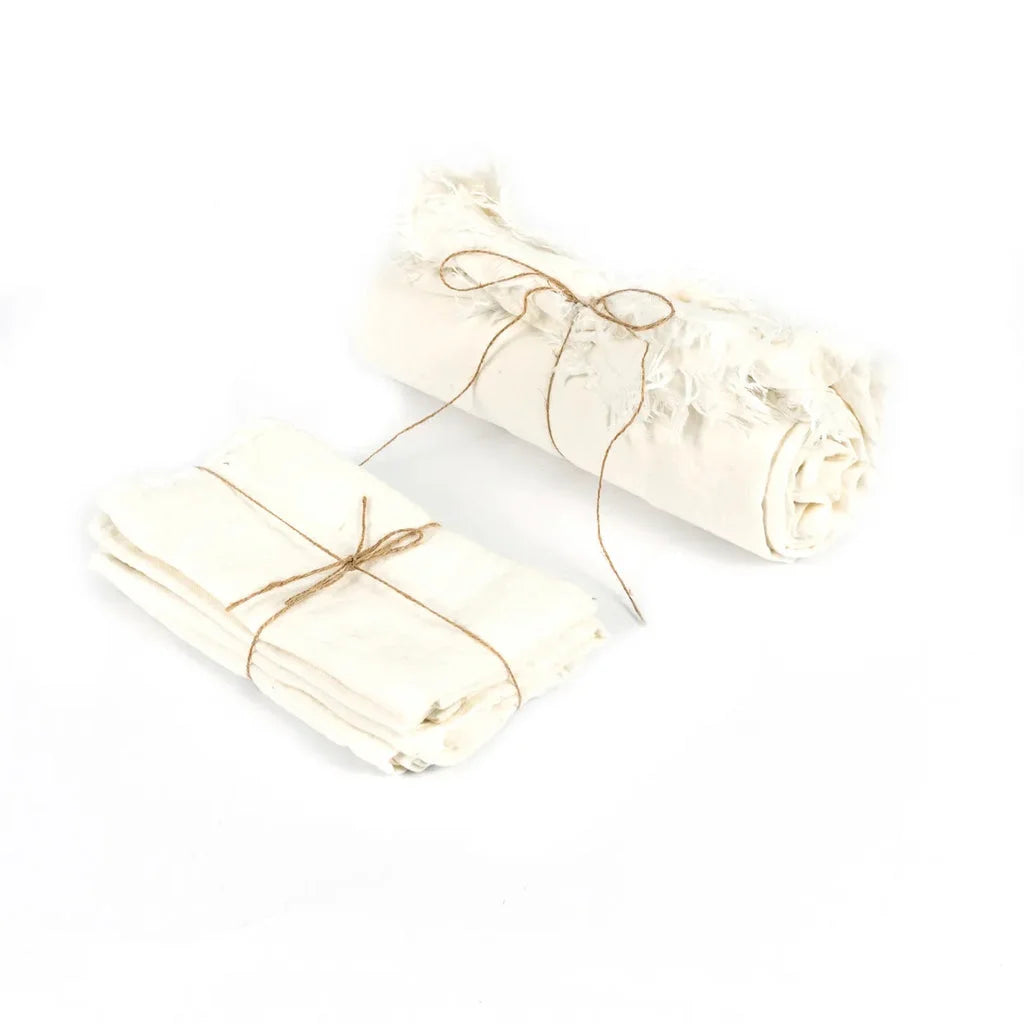 Deux textiles de couleur blanc cassé regroupés.