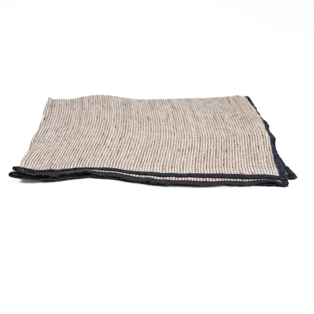 Serviette en lin naturel rayée beige et noir, bordure pliée soignée