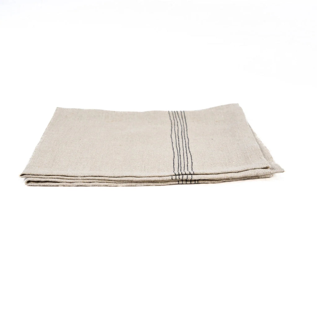 Serviette en lin naturel rayée noir beige pliée