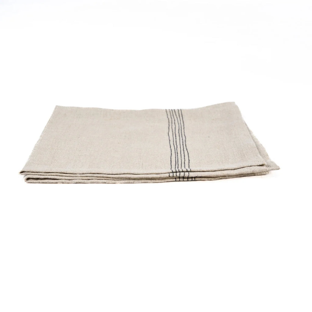 Serviette en lin naturel rayée noir beige pliée