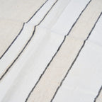 Serviette en lin rayée noir et écru à fines rayures diagonales