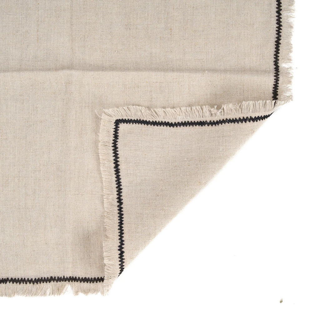 Serviette de table en lin naturel crème à bordure noire frangée
