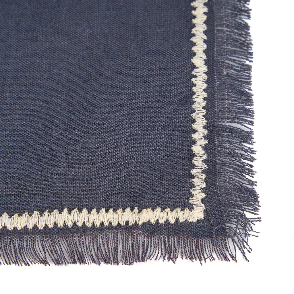 Serviette de table en lin noir avec franges, bordure écrue et points zigzag