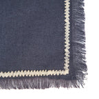 Serviette de table en lin noir avec franges, bordure écrue et points zigzag