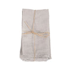 Serviettes de table en lin naturel beige empilées et nouées avec de la ficelle