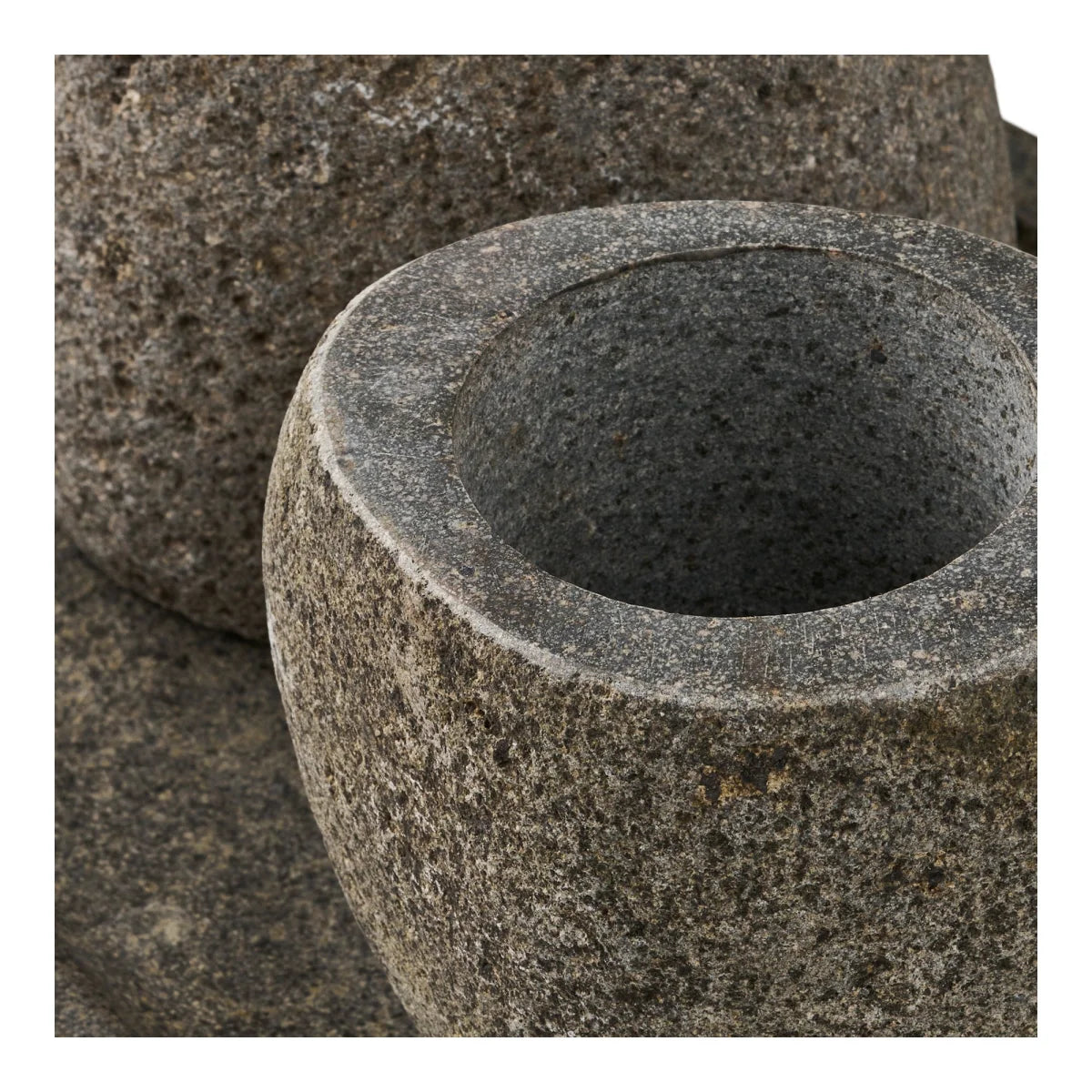 Mortier en pierre naturelle gris foncé à texture rugueuse, ouvert, pour salle de bain zen