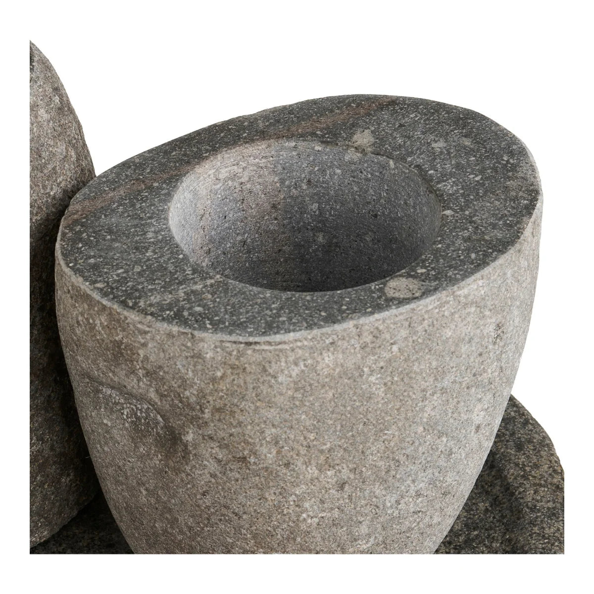 Mortier en pierre grise texturée, bol intérieur arrondi usé, set galet zen salle de bain