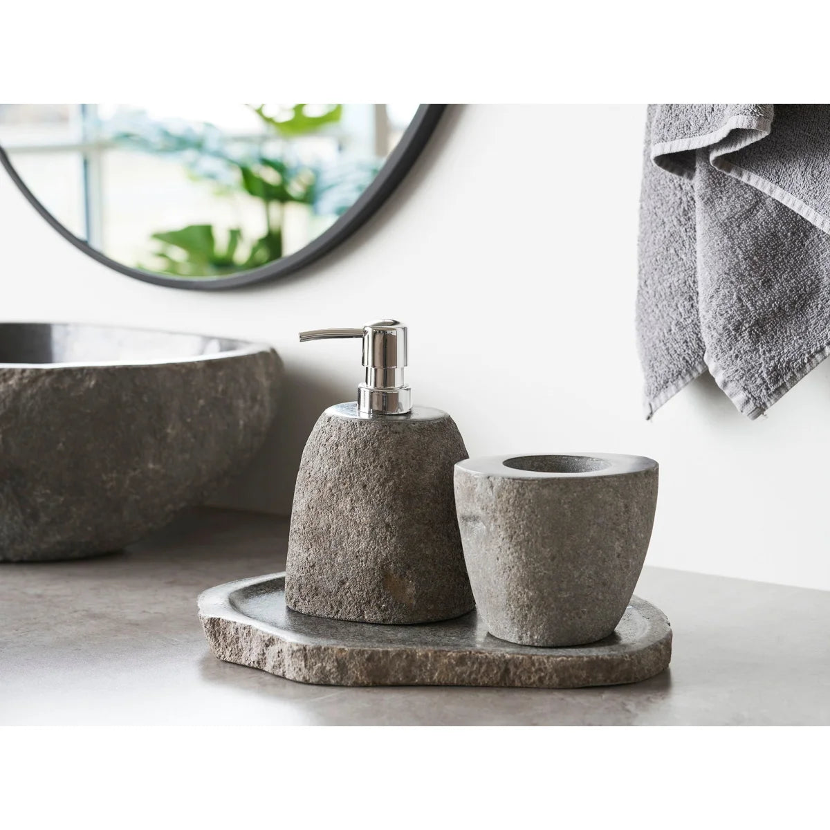 Set de salle de bain en pierre naturelle formes galet zen avec distributeur et gobelet