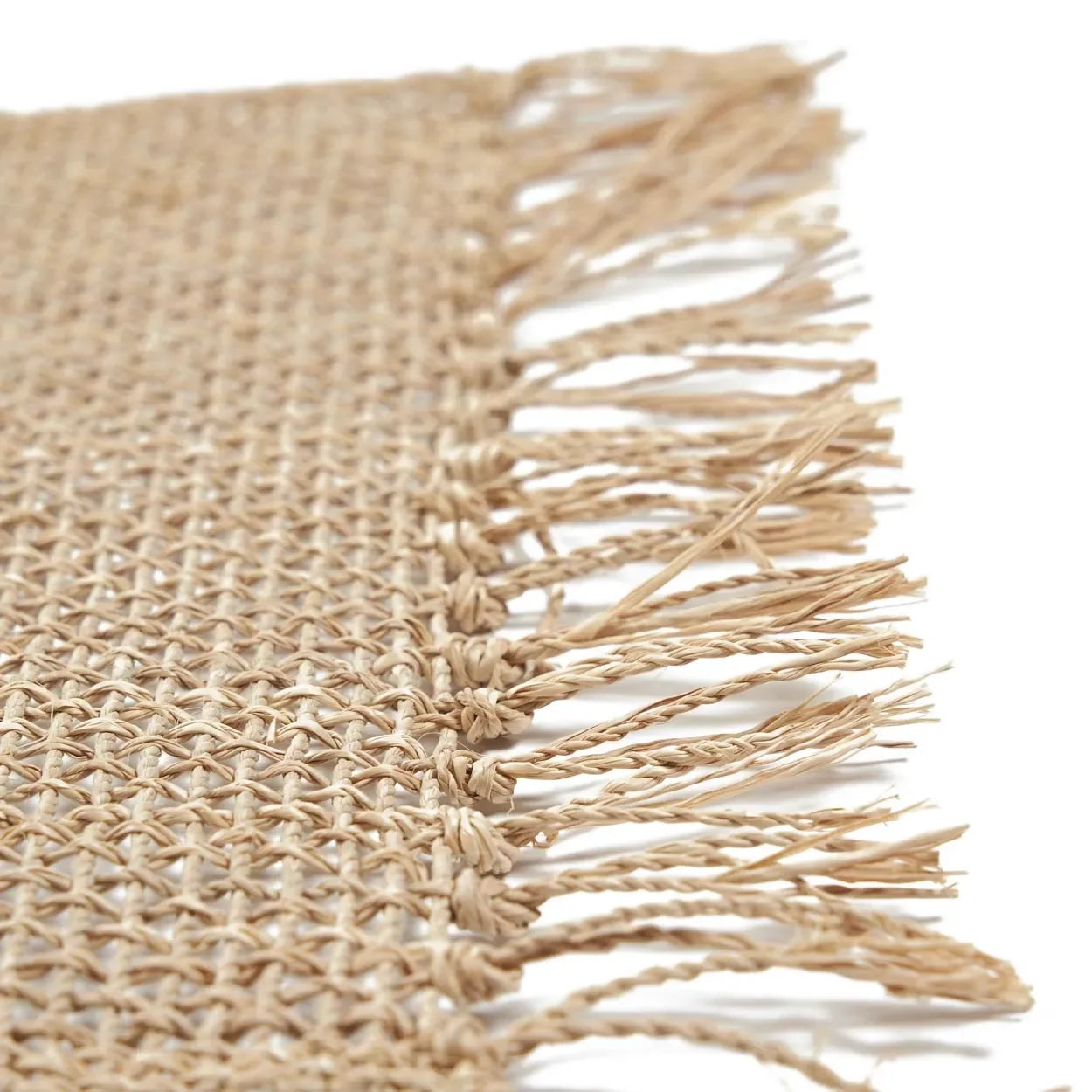 Set de table en jonc de mer naturel tressé avec texture rugueuse et bord effiloché