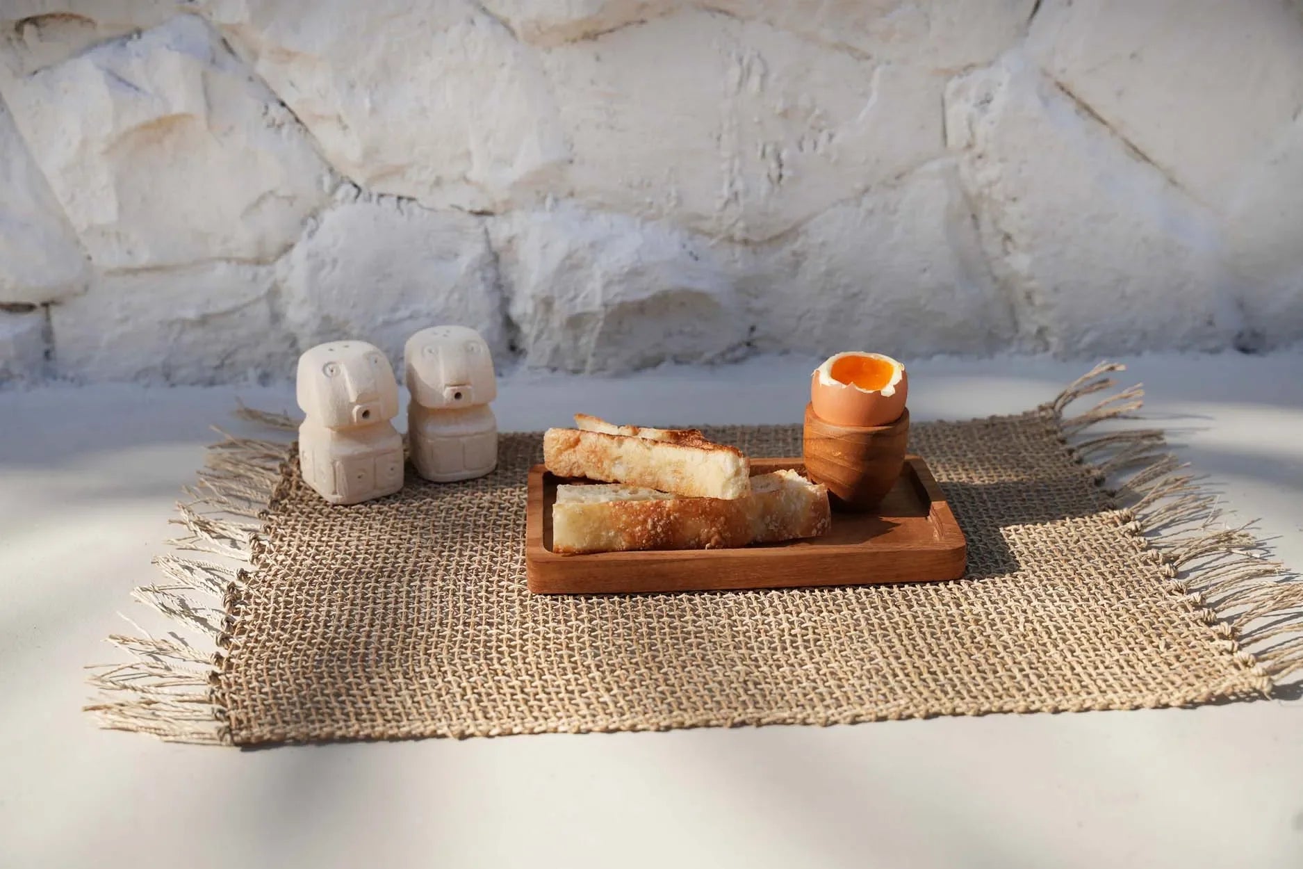 Image montrant un petit-déjeuner avec œuf et pain grillé sur un set de table en jonc de mer naturel Tressé 30x50 cm