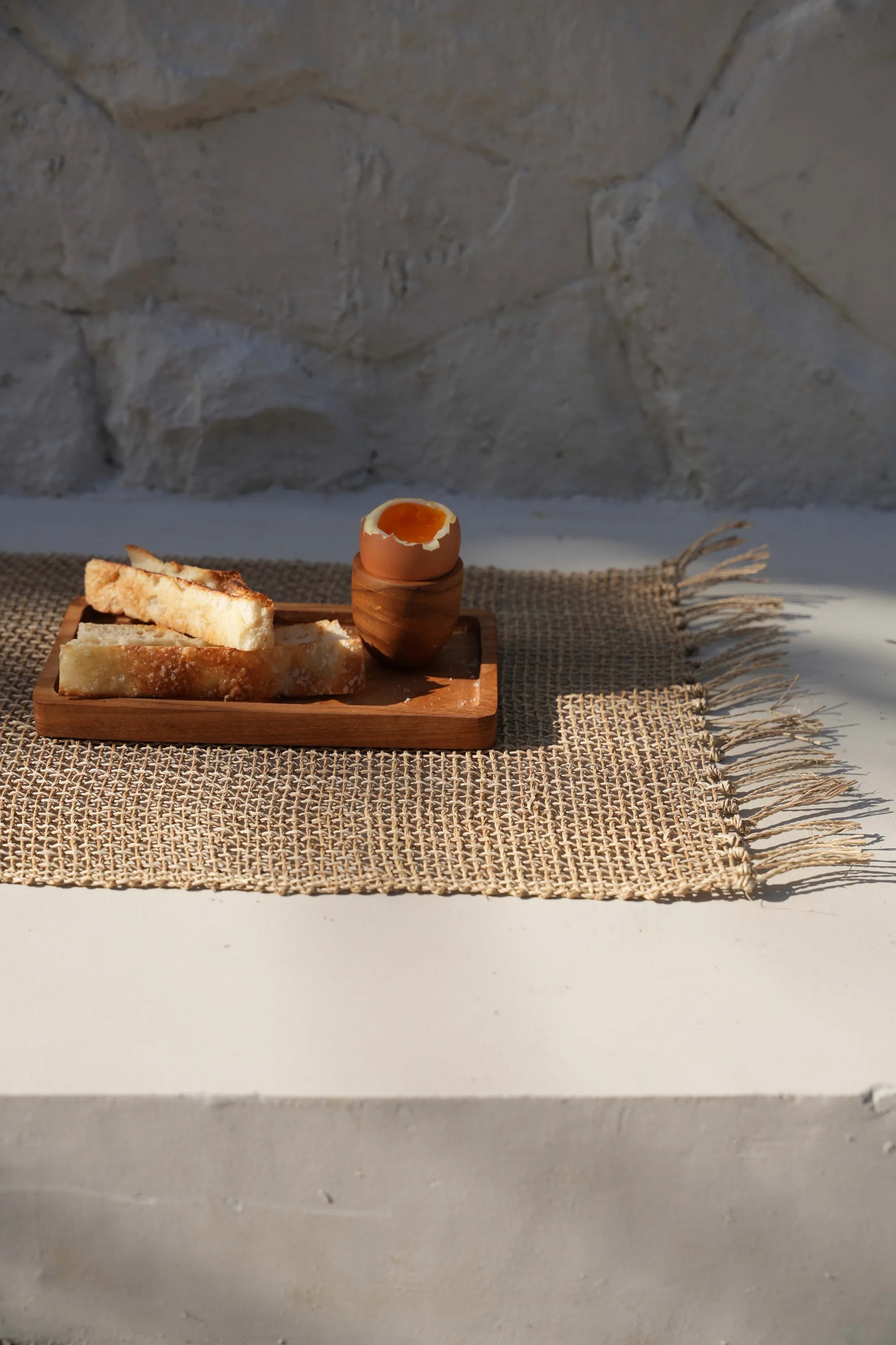 Plateau petit-déjeuner avec œuf et toast sur set de table en jonc de mer naturel 30x50 cm