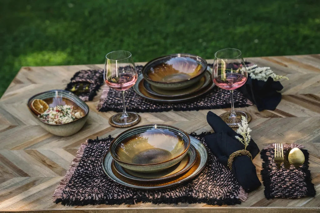 Setup de dîner élégant en extérieur avec le lot de 4 Le set table Oh My Gee Noir Cuivre