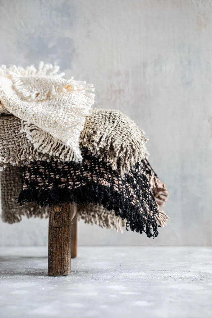 Ensemble de quatre plaids tissés avec franges dans le style Noir Cuivre