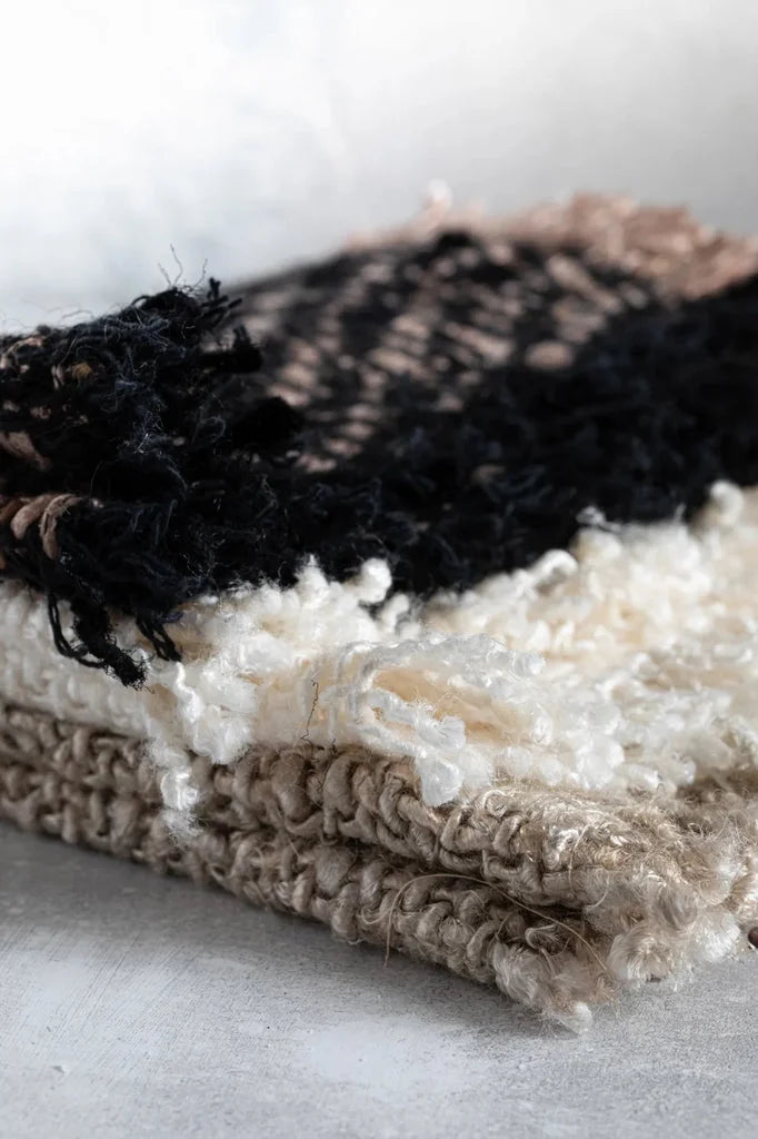Écharpe pliée à rayures et texture pour Le Set Table Oh My Gee Noir Cuivre