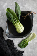 Deux bok choy frais pour la décoration de la table Le set de table Oh My Gee Noir Marine