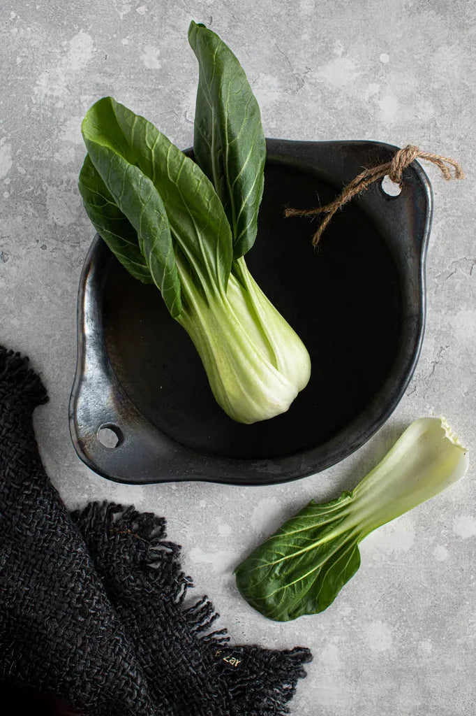 Deux bok choy frais pour la décoration de la table Le set de table Oh My Gee Noir Marine