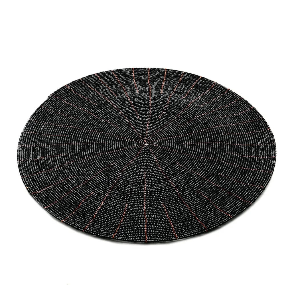 Set de table perlé noir circulaire avec lignes rayonnantes pour une décoration élégante