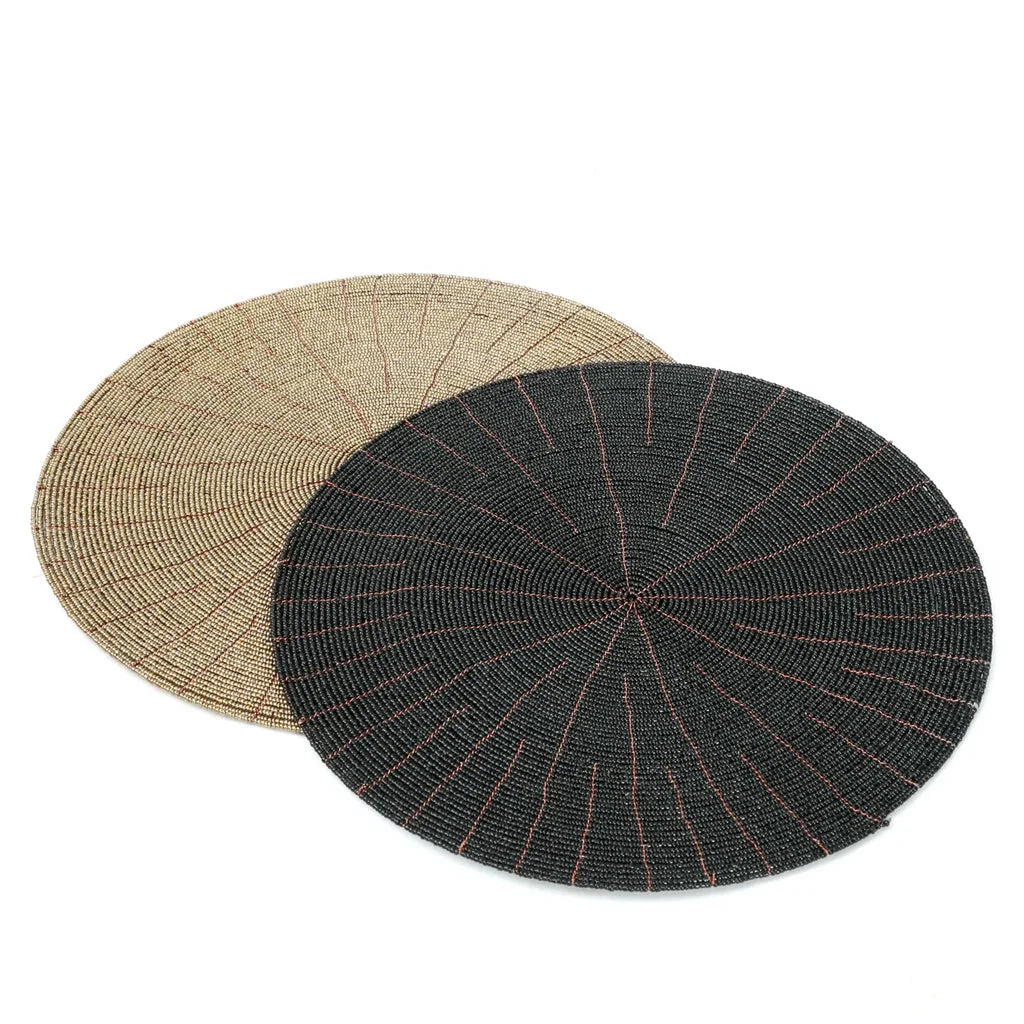 Deux sets de table perlés ronds noirs pour décoration élégante