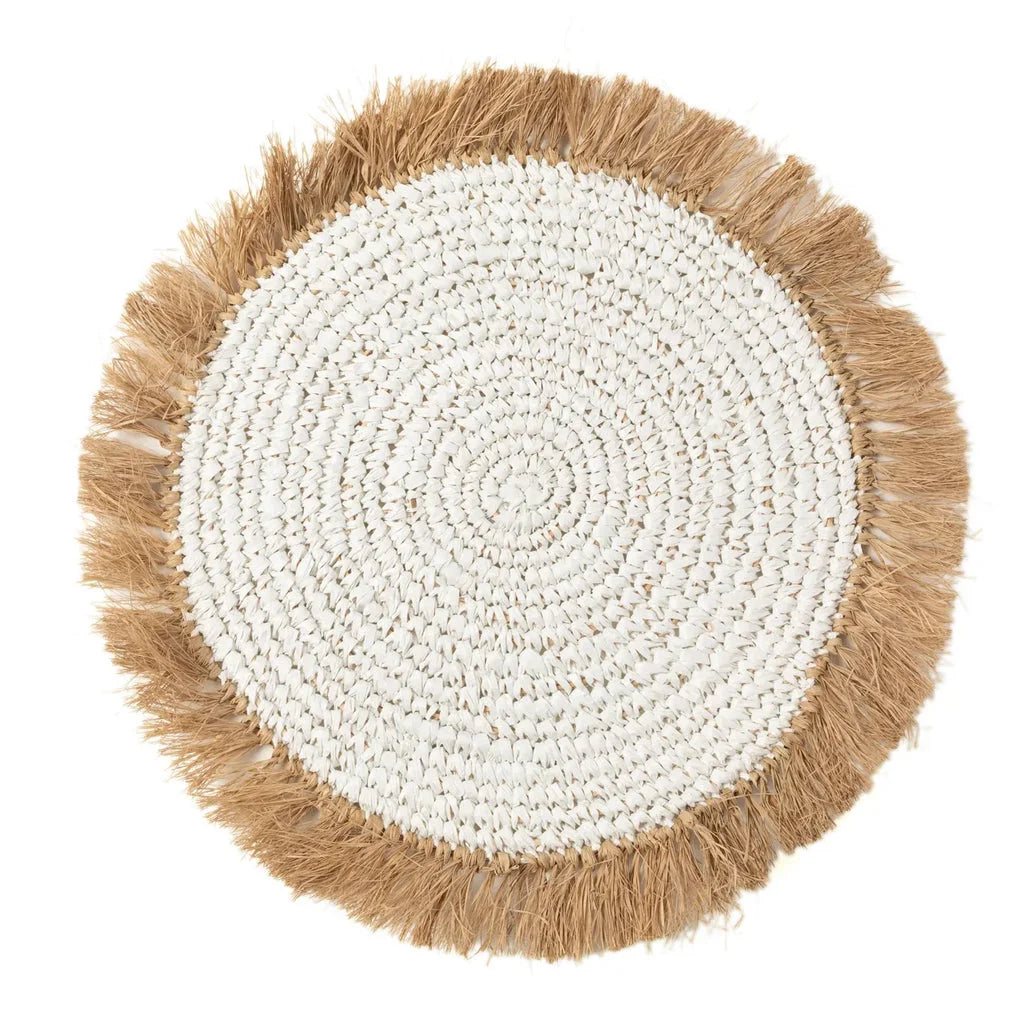 Dessus de table rond en raphia naturel avec frange pour une décoration élégante