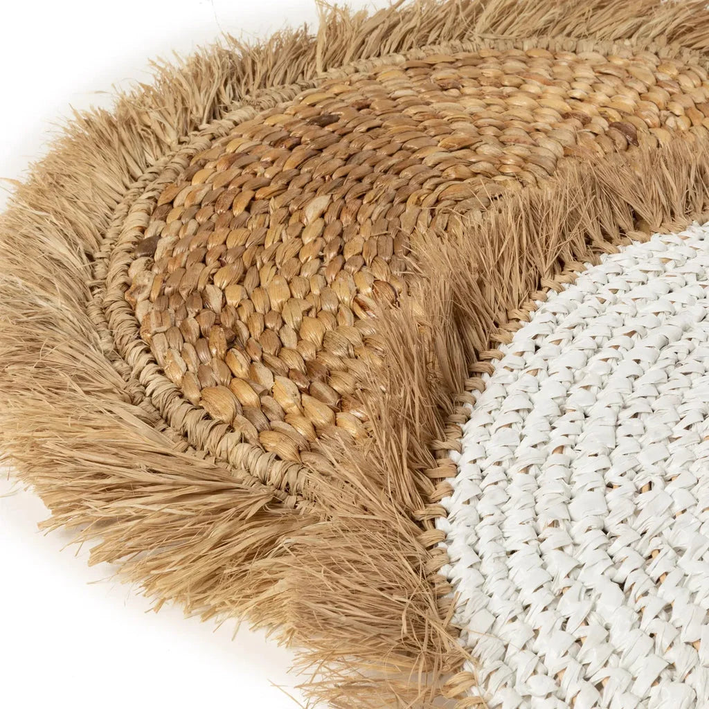 Set de table en raphia naturel avec bord frangé, idéal pour la décoration de table