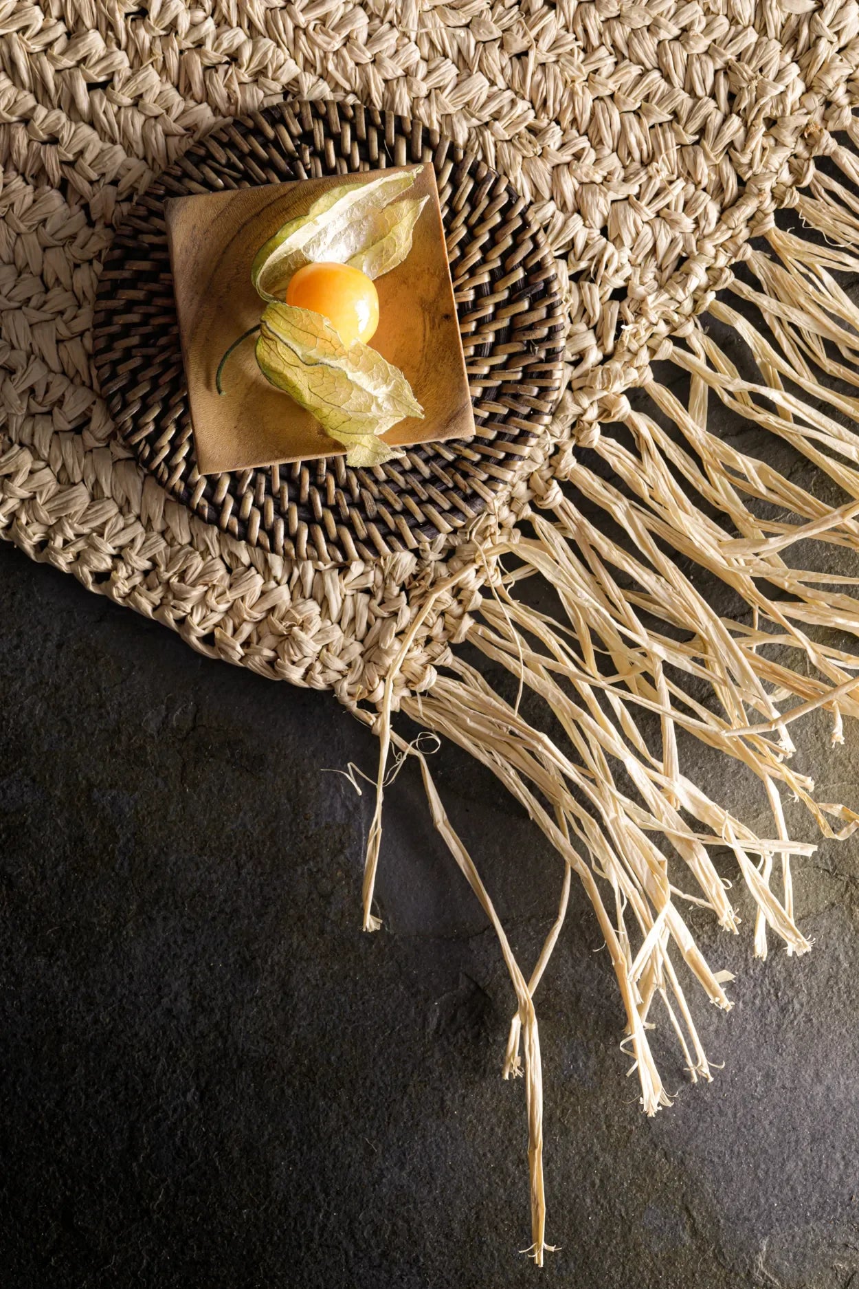 Golden berry dans sa coque en papier pour Set de table en raphia naturel à franges