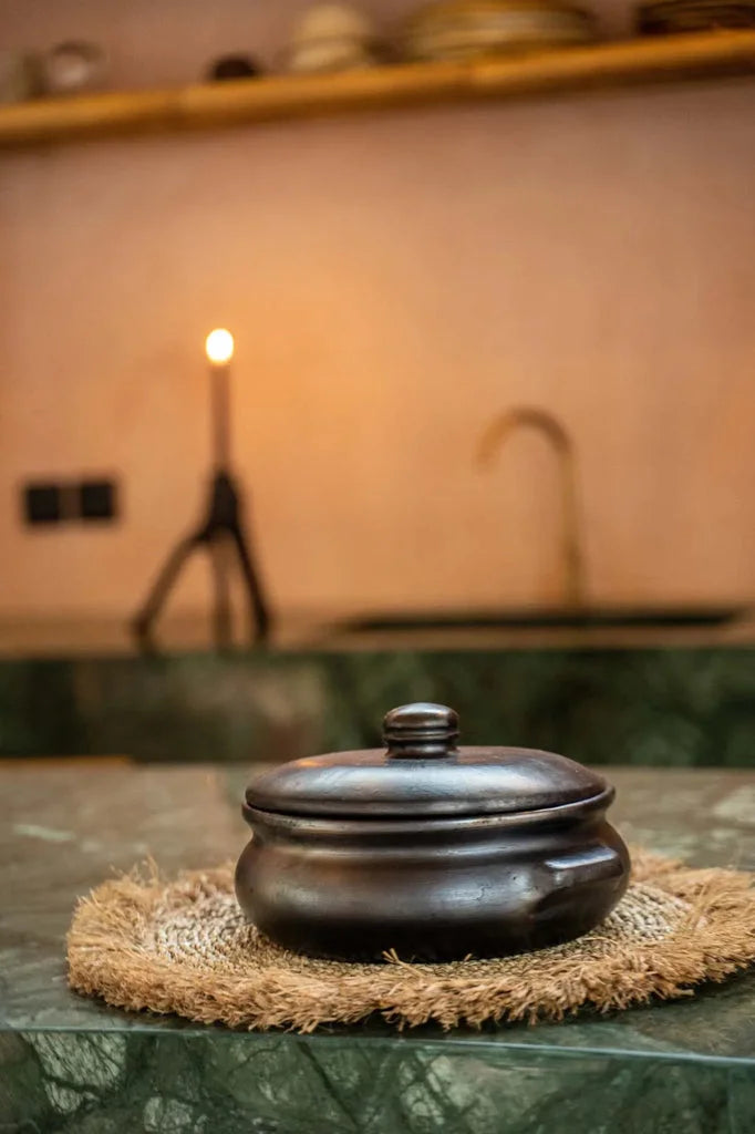 Cocotte sombre à couvercle pour la décoration naturelle Le set de table en Raphia de Seagrass