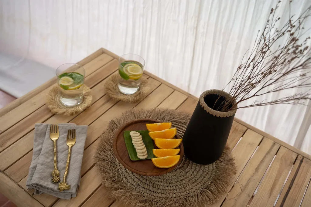 Setting de table stylisé avec le set de table en raphia de Seagrass naturel