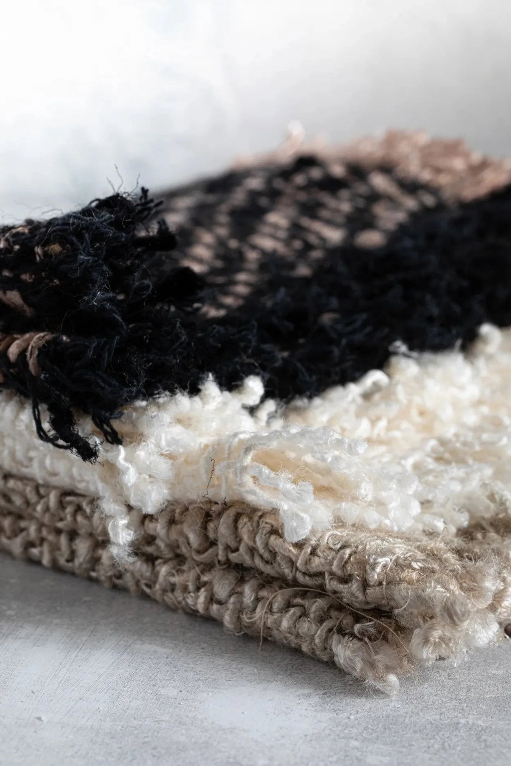 Pile de couvertures en coton gaufré noir cuivre à motif chevron pour la décoration