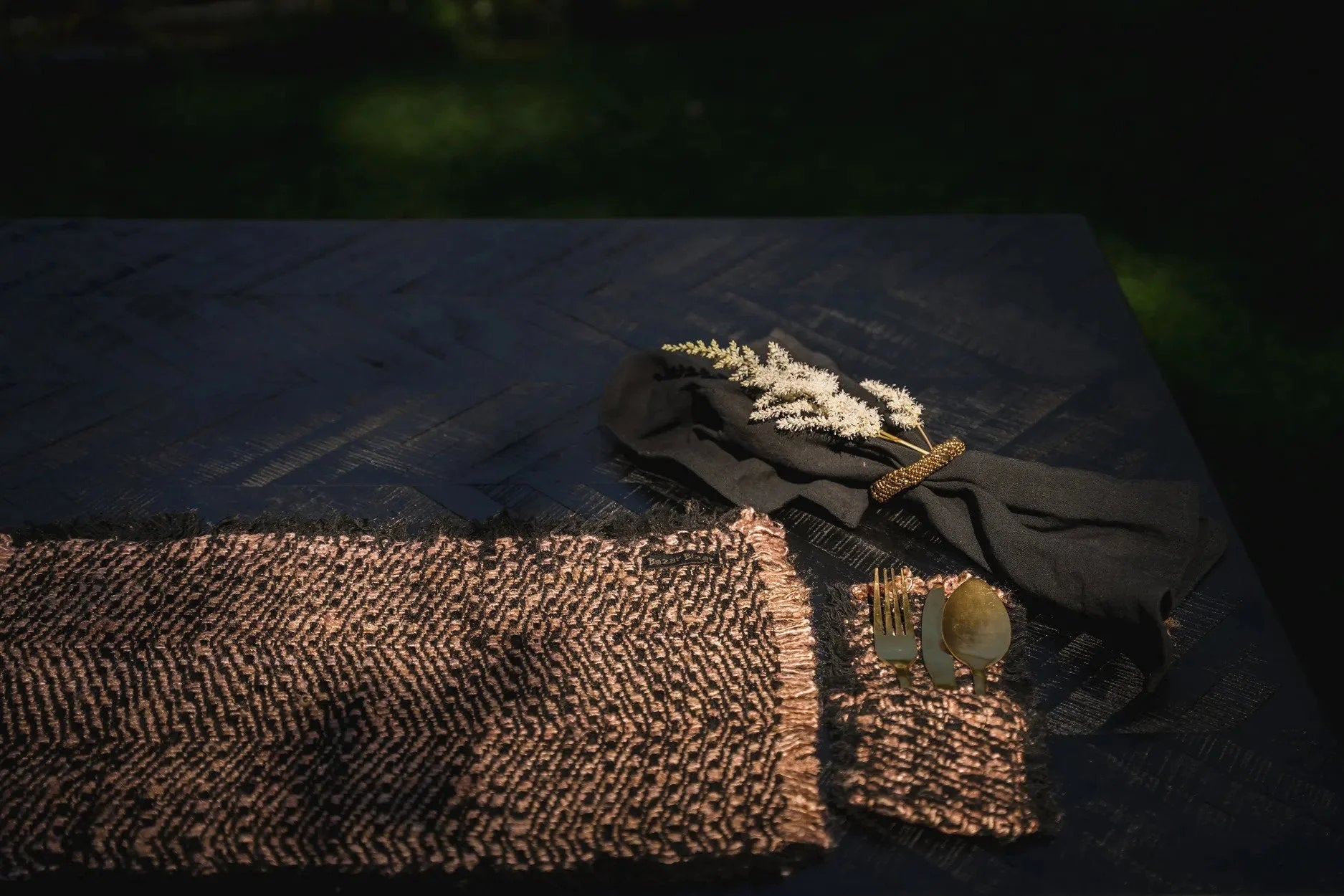 Set de table en coton gaufré noir cuivre avec fourche et cuillère en or