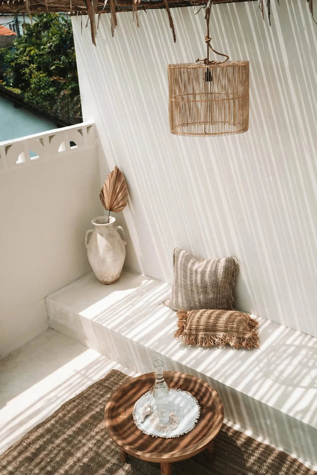 Set de table rond en jonc de mer et coquillages blancs