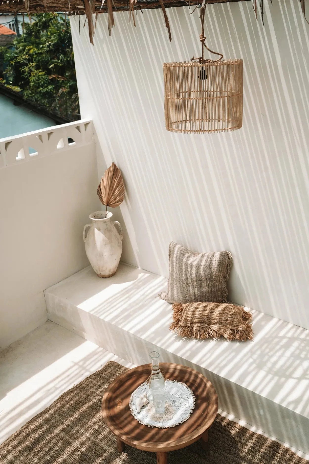 Set de table rond en jonc de mer et coquillages blancs