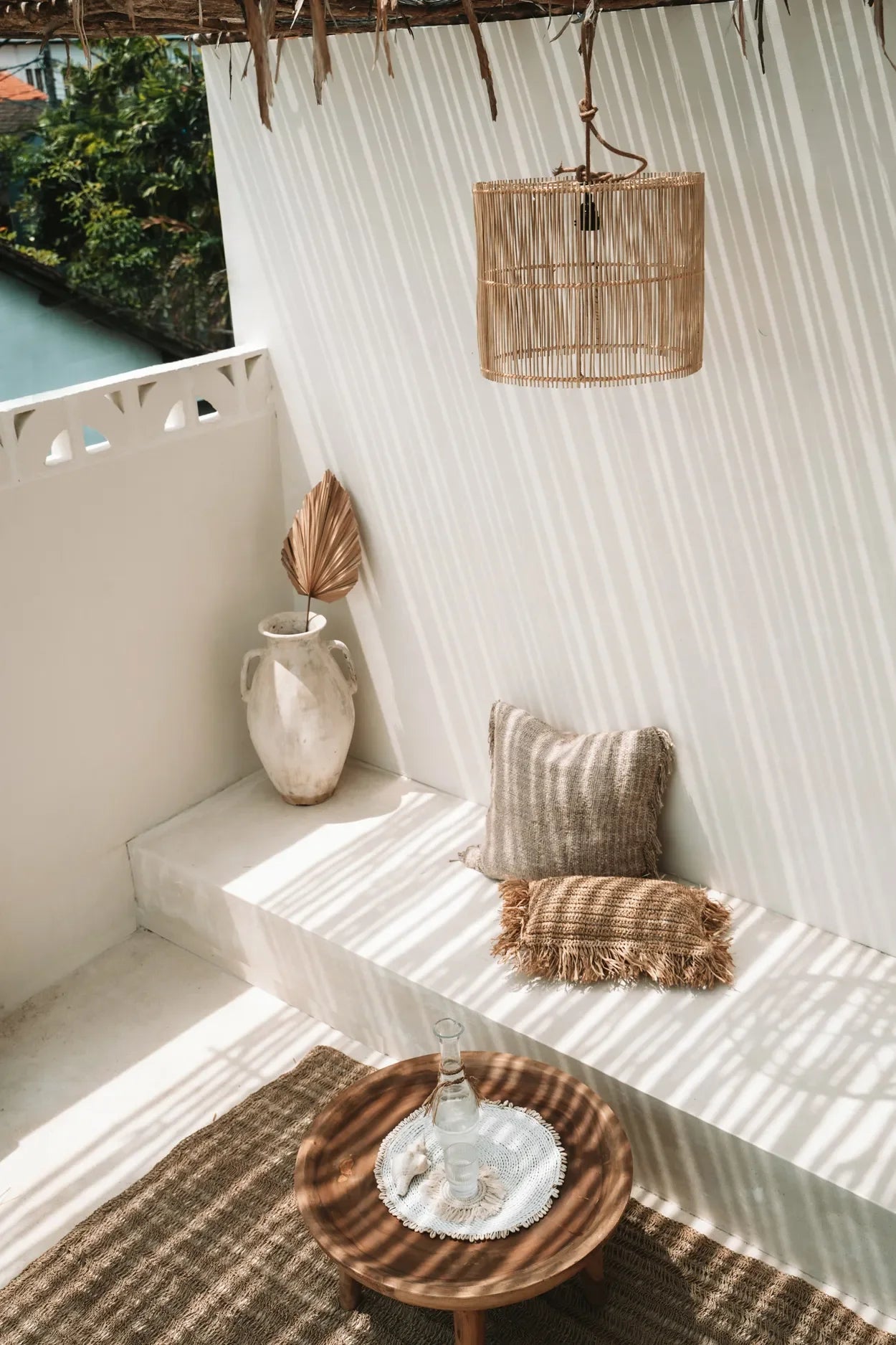 Set de table rond en jonc de mer et coquillages blancs