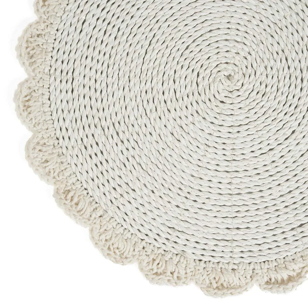 Tapis rond en macramé coton avec bord scallopé, idéal pour la décoration