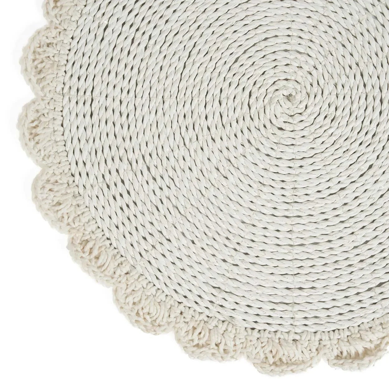 Tapis rond en macramé coton avec bord scallopé, idéal pour la décoration