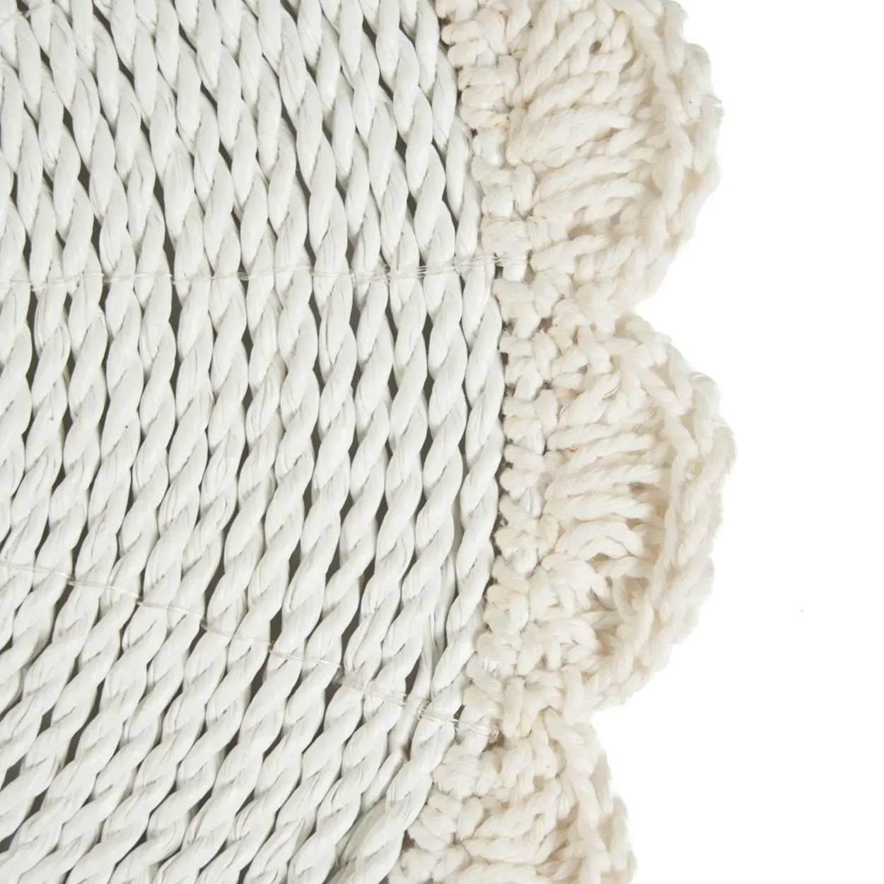 Set de table rond en macramé coton avec tapis blanc à bord scallopé