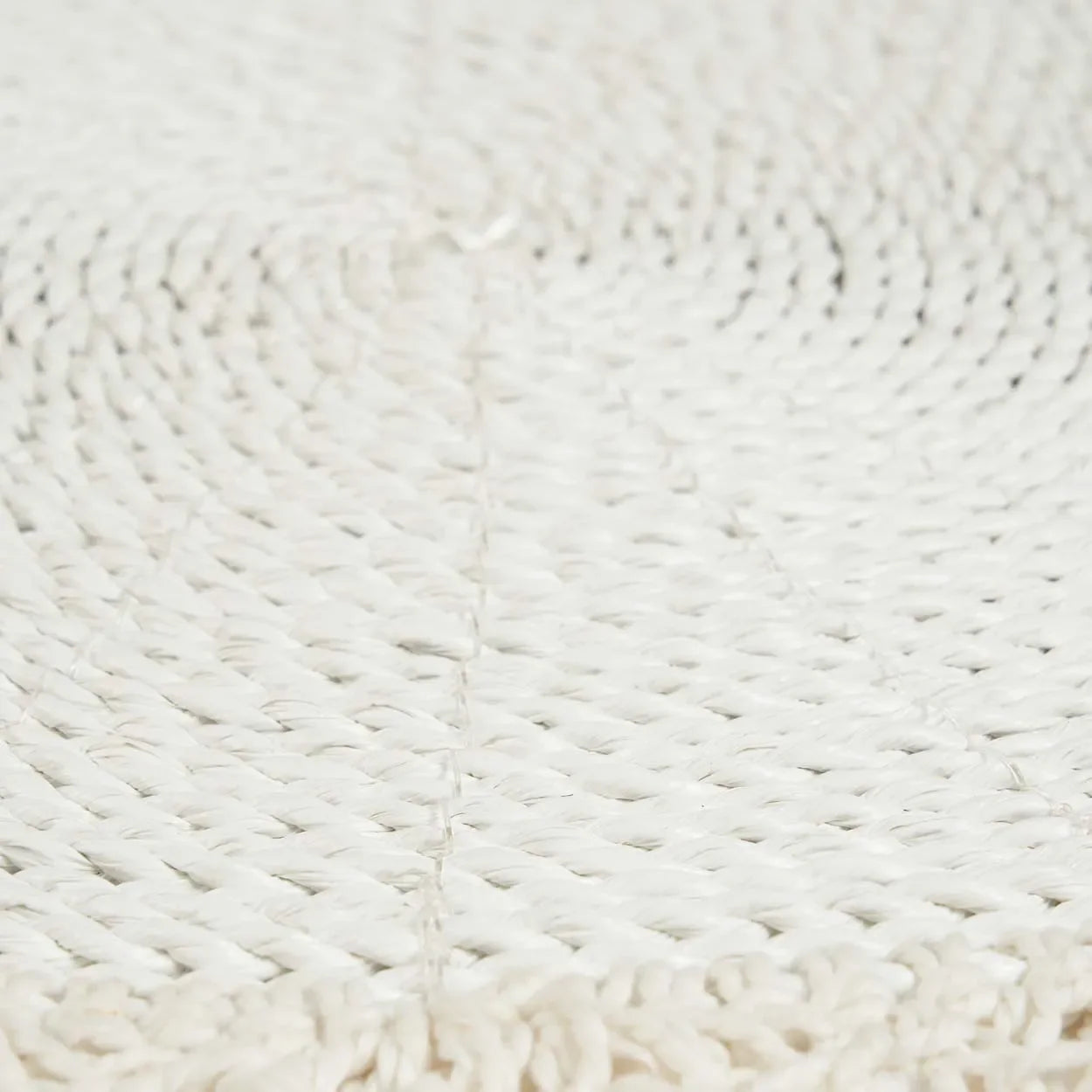 Tapis tissé blanc sur le set de table rond en macramé en coton