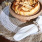 Gâteau aux pommes dans un panier en rotin pour le Set de table rond en raphia et herbe marine