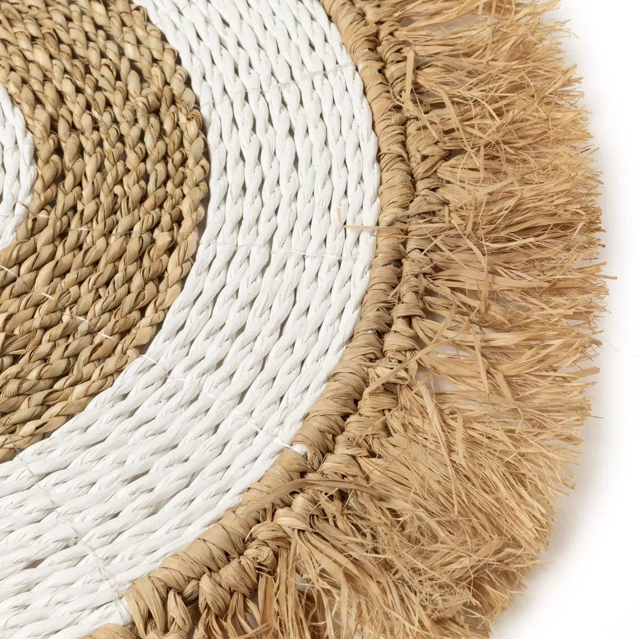 Tapis rond en raphia et herbe marine avec frange pour décoration de table