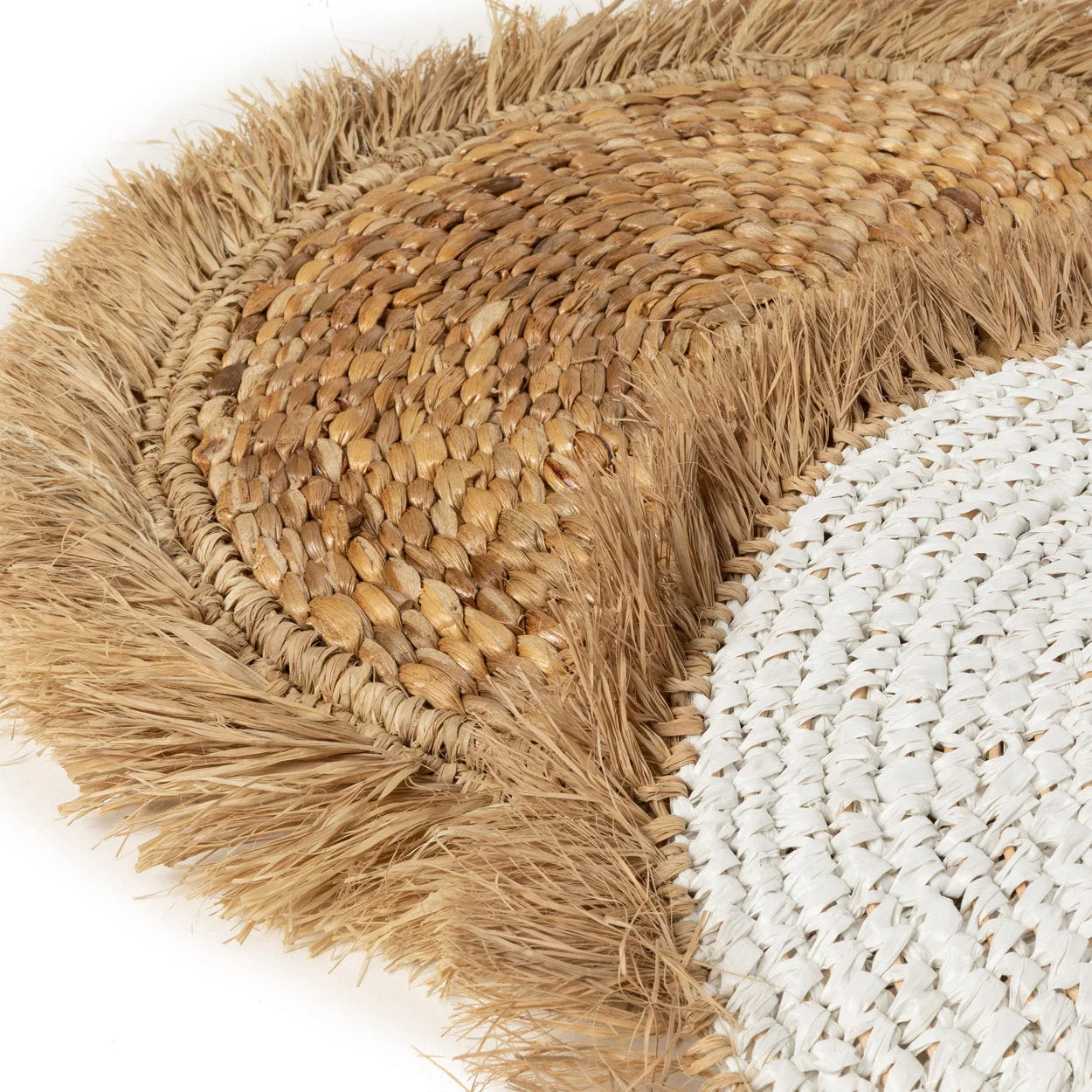 Set de table rond en raphia et jacinthe d’eau blanc cassé avec franges