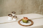 Cocotier vert avec paille sur un set de table rond en raphia et jacinthe d’eau