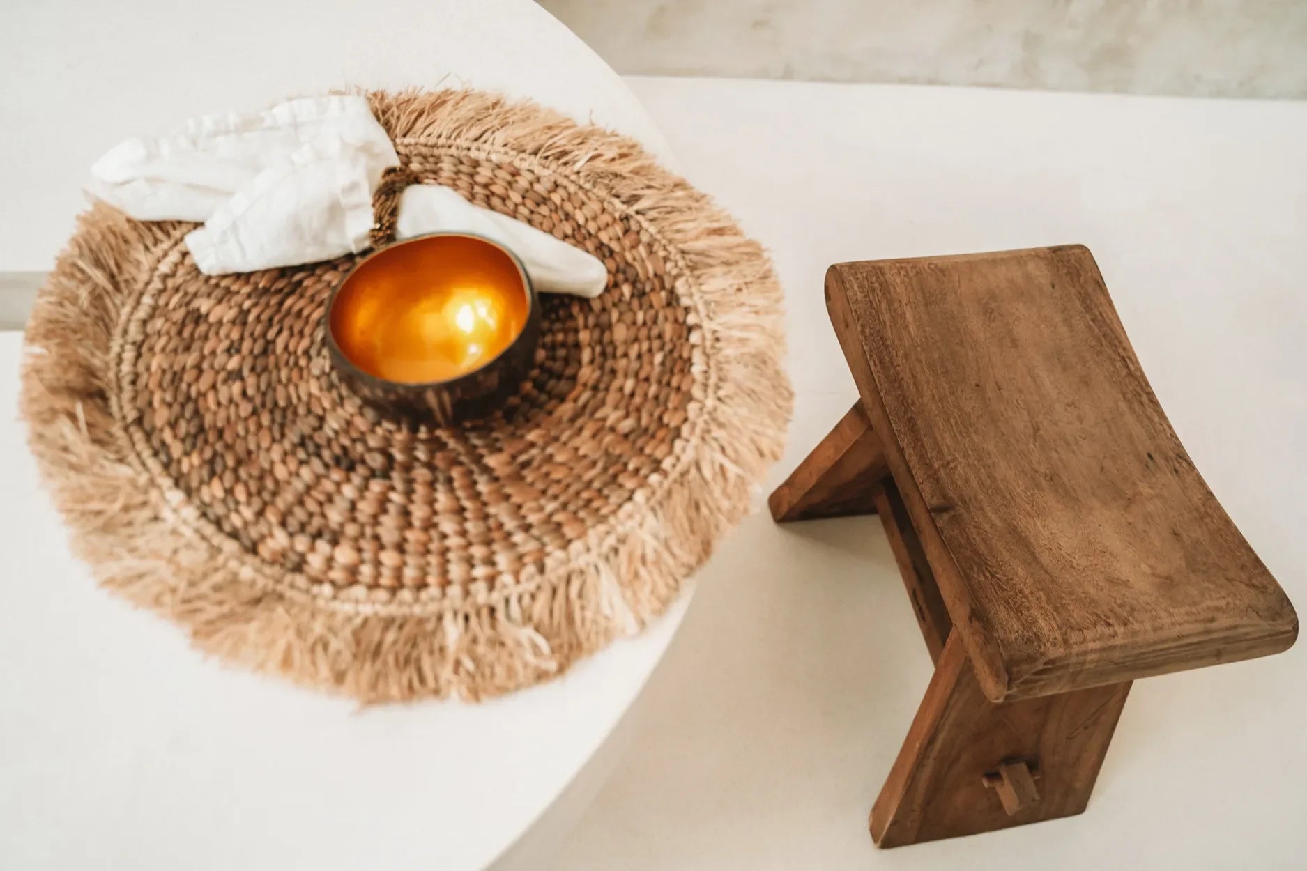 Tabouret en bois rustique pour décor naturel et ambiance chaleureuse