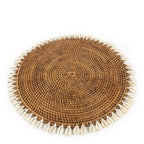 Dessus de table rond en rotin marron avec bordure de coquillages cauris