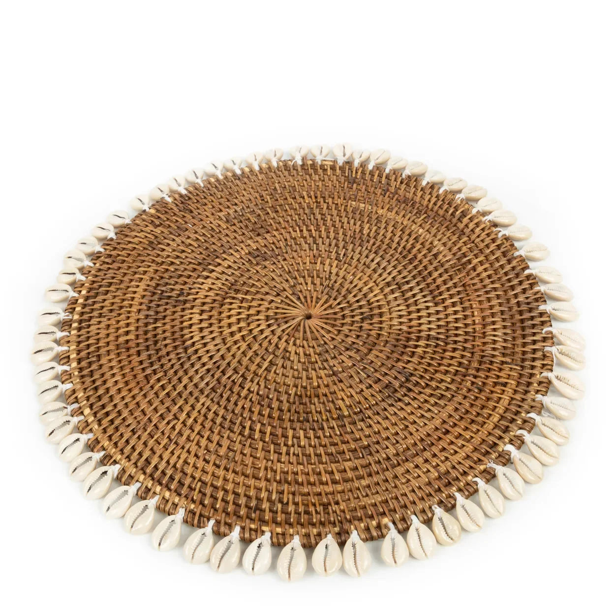 Dessus de table rond en rotin marron avec bordure de coquillages cauris