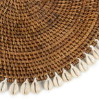 Set de table rond en rotin marron avec bordure de coquillages cauris, élégant et naturel