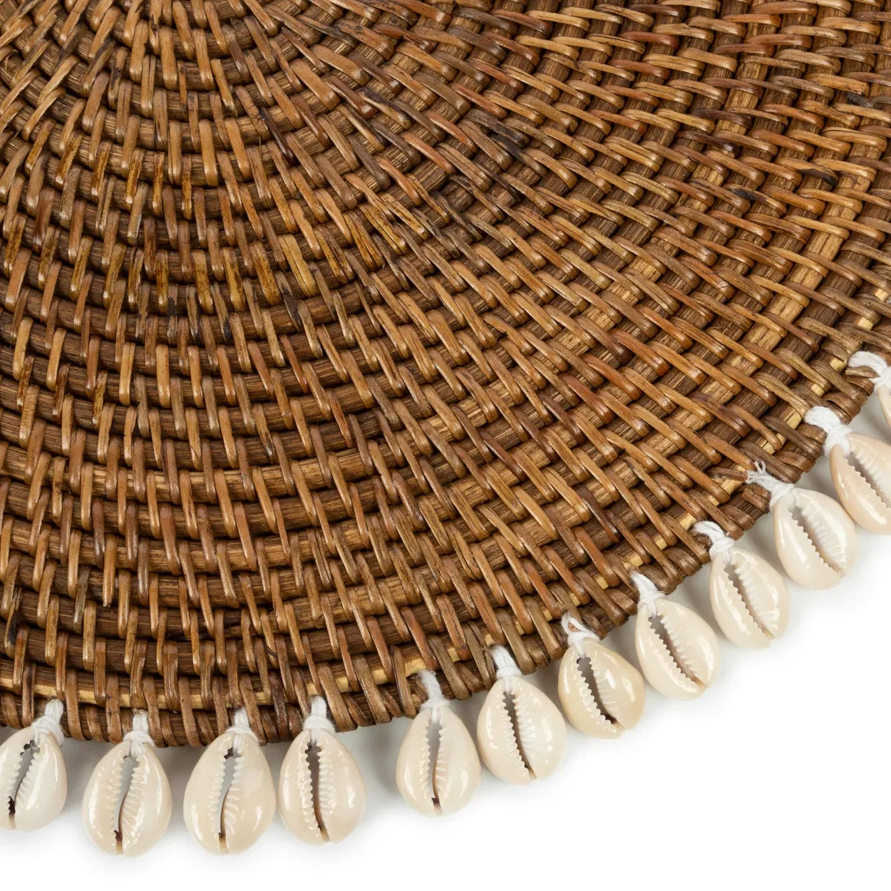 Set de table rond en rotin marron avec bordure de coquillages cauris, élégant et naturel