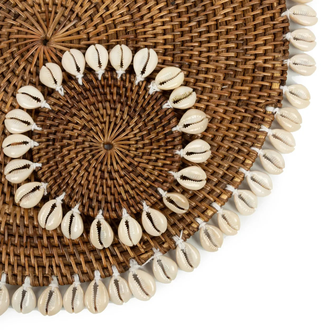 Set de table rond en rotin marron avec bordure de coquillages cauris
