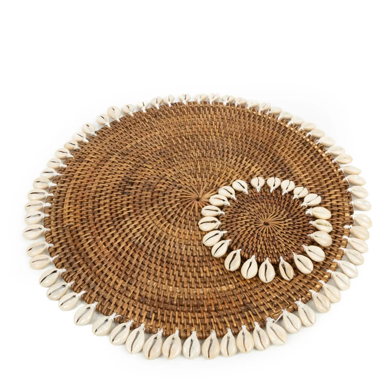 Set de table rond en rotin marron avec bordure de coquillages cauris pour la décoration