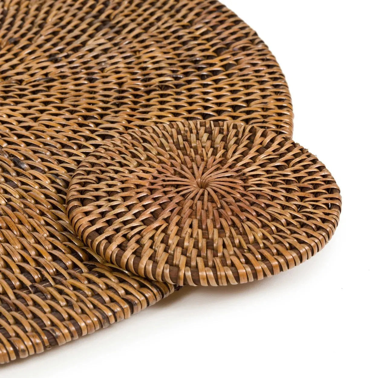 Set de table rond en rotin tressé marron naturel avec dessous de verre assortis