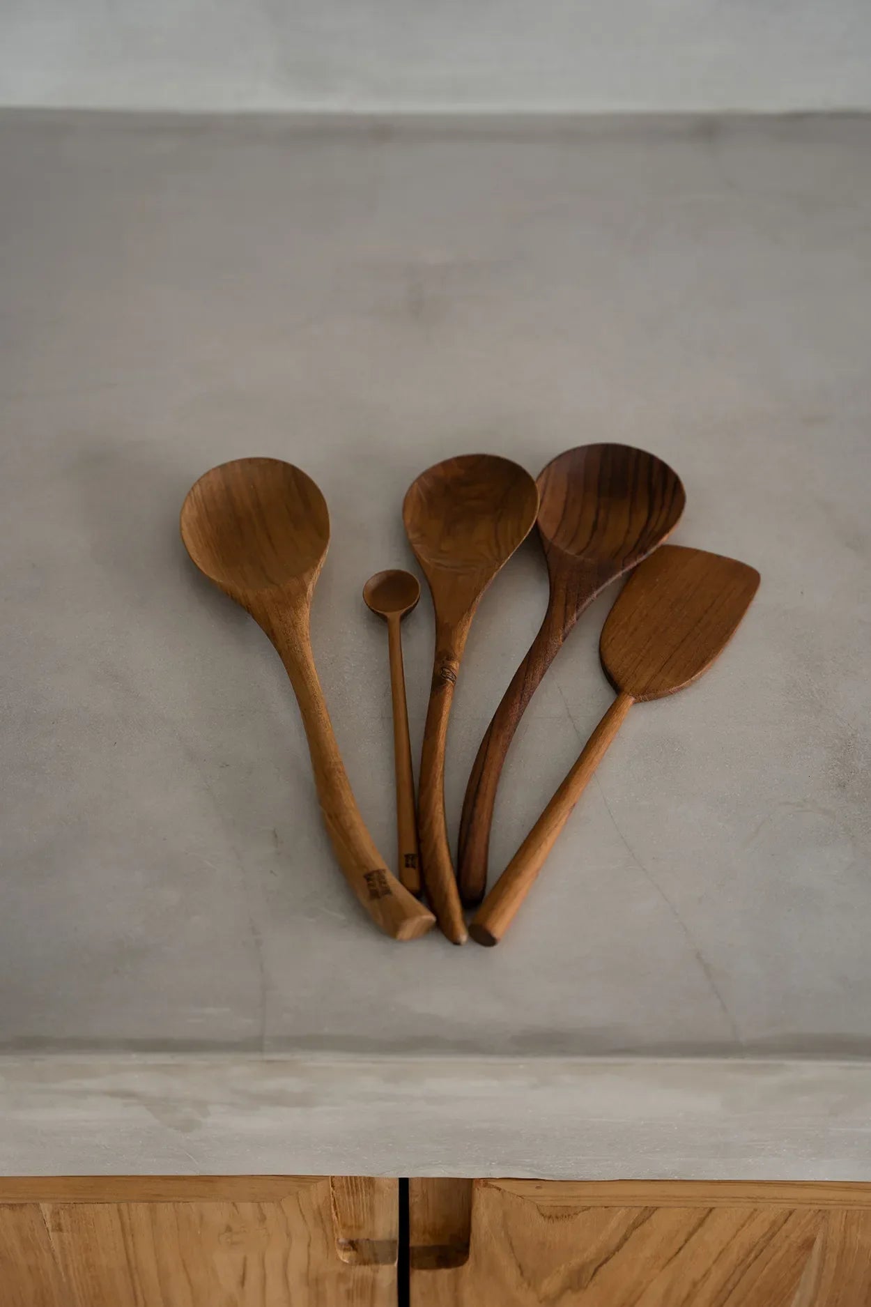 Ustensiles de cuisine en bois naturel, spatule en racine de teck 28 cm